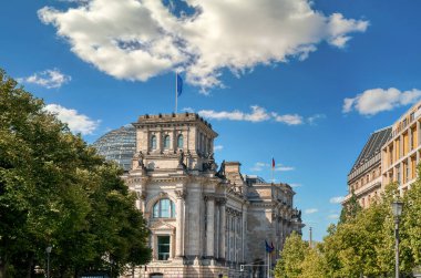 Berlin Almanya 'nın başkenti ve on altı federal eyaletten biridir. Kuzeydoğu Almanya 'da yer almaktadır.