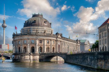 Berlin Almanya 'nın başkenti ve on altı federal eyaletten biridir. Kuzeydoğu Almanya 'da yer almaktadır.