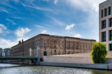 Berlin Almanya 'nın başkenti ve on altı federal eyaletten biridir. Kuzeydoğu Almanya 'da yer almaktadır..