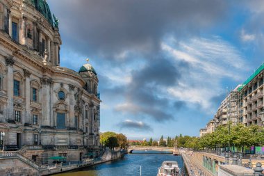 Berlin Almanya 'nın başkenti ve on altı federal eyaletten biridir. Kuzeydoğu Almanya 'da yer almaktadır.