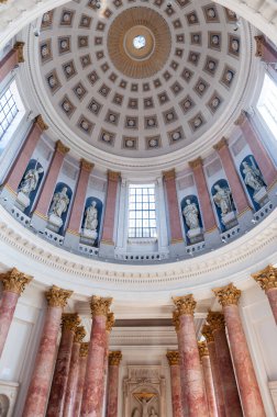 Kuzey Bavyera 'da yer alan Nuremberg, ortaçağ mimarisi Almanya ile ayırt edilir. (Nuremberg Kilisesi, Almanya, 27 _ 08 _ 2024)