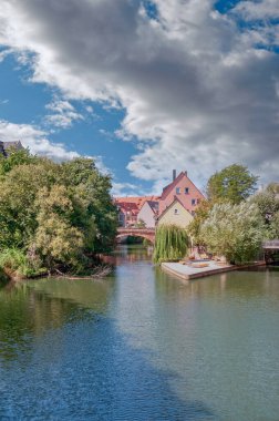 Kuzey Bavyera 'da bir şehir olan Nuremberg, ortaçağ mimarisi olan Almanya ile ayırt edilir.