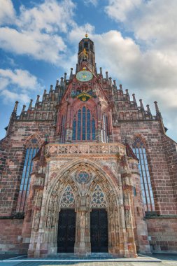 Kuzey Bavyera 'da bir şehir olan Nuremberg, ortaçağ mimarisi olan Almanya ile ayırt edilir.
