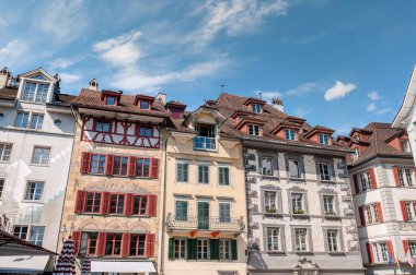 Lucerne, iyi korunmuş ortaçağ mimarisi ile tanınan kompakt bir İsviçre kenti, Lucerne Gölü 'nün karla kaplı dağlarının arasında yer almaktadır..