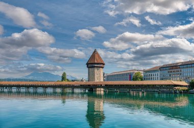 Lucerne, iyi korunmuş ortaçağ mimarisi ile tanınan kompakt bir İsviçre kenti, Lucerne Gölü 'nün karla kaplı dağlarının arasında yer almaktadır..
