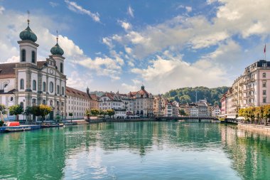 Lucerne, iyi korunmuş ortaçağ mimarisi ile tanınan kompakt bir İsviçre kenti, Lucerne Gölü 'nün karla kaplı dağlarının arasında yer almaktadır..