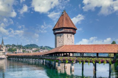Lucerne, iyi korunmuş ortaçağ mimarisi ile tanınan kompakt bir İsviçre kenti, Lucerne Gölü 'nün karla kaplı dağlarının arasında yer almaktadır..