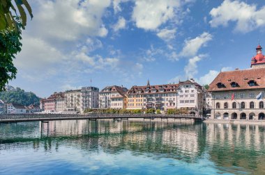 Lucerne, iyi korunmuş ortaçağ mimarisi ile tanınan kompakt bir İsviçre kenti, Lucerne Gölü 'nün karla kaplı dağlarının arasında yer almaktadır..