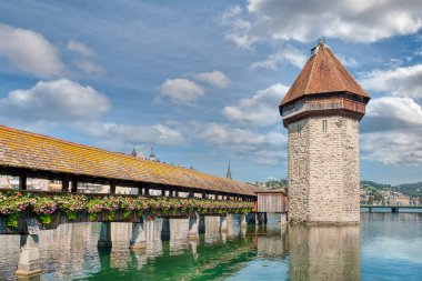 Lucerne, iyi korunmuş ortaçağ mimarisi ile tanınan kompakt bir İsviçre kenti, Lucerne Gölü 'nün karla kaplı dağlarının arasında yer almaktadır..