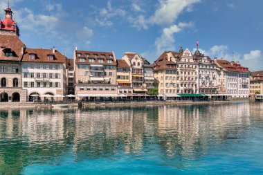 Lucerne, iyi korunmuş ortaçağ mimarisi ile tanınan kompakt bir İsviçre kenti, Lucerne Gölü 'nün karla kaplı dağlarının arasında yer almaktadır..