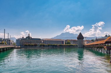 Lucerne, iyi korunmuş ortaçağ mimarisi ile tanınan kompakt bir İsviçre kenti, Lucerne Gölü 'nün karla kaplı dağlarının arasında yer almaktadır..
