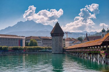 Lucerne, iyi korunmuş ortaçağ mimarisi ile tanınan kompakt bir İsviçre kenti, Lucerne Gölü 'nün karla kaplı dağlarının arasında yer almaktadır..