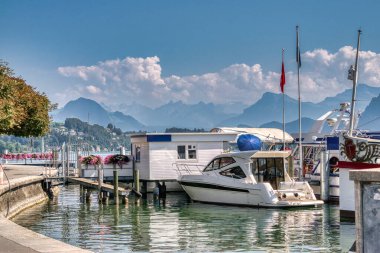 Lucerne, iyi korunmuş ortaçağ mimarisi ile tanınan kompakt bir İsviçre kenti, Lucerne Gölü 'nün karla kaplı dağlarının arasında yer almaktadır..