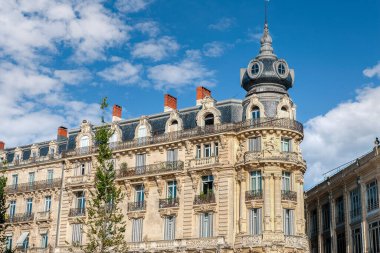 Montpellier, Fransa 'nın güneyinde, Akdeniz kıyısından 10 km içeride bulunan bir şehirdir..