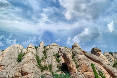 Santa Maria de Montserrat manastırı, İspanya 'nın Barcelona eyaletinin Barcelona eyaletine bağlı Montserrat Dağı' nda yer alan bir manastır. Sana selam olsun.).