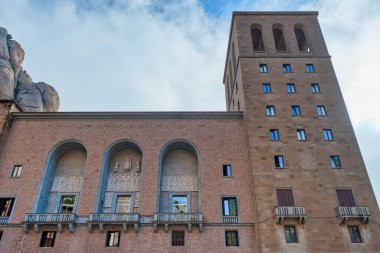 Santa Maria de Montserrat manastırı, İspanya 'nın Barcelona eyaletinin Barcelona eyaletine bağlı Montserrat Dağı' nda yer alan bir manastır. Sana selam olsun.).