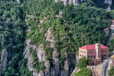 Santa Maria de Montserrat manastırı, İspanya 'nın Barcelona eyaletinin Barcelona eyaletine bağlı Montserrat Dağı' nda yer alan bir manastır. Sana selam olsun.).