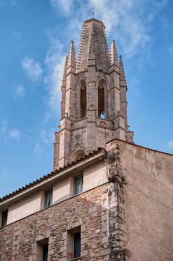 Gerona, Katalonya 'nın otonom bölgelerinden biri olan Katalonya' nın aynı adı taşıyan Girons bölgesinin merkezi kent ve belediye.