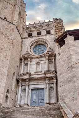 Gerona, Katalonya 'nın otonom bölgelerinden biri olan Katalonya' nın aynı adı taşıyan Girons bölgesinin merkezi kent ve belediye.