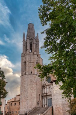 Gerona, Katalonya 'nın otonom bölgelerinden biri olan Katalonya' nın aynı adı taşıyan Girons bölgesinin merkezi kent ve belediye.