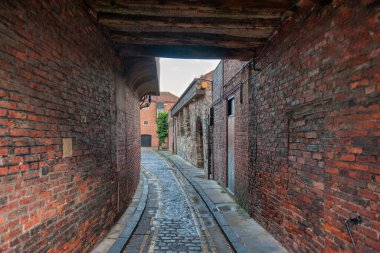 York, İngiltere 'nin kuzeydoğusunda, Roma kökenli duvarlarla çevrili bir şehirdir. Birleşik Krallık