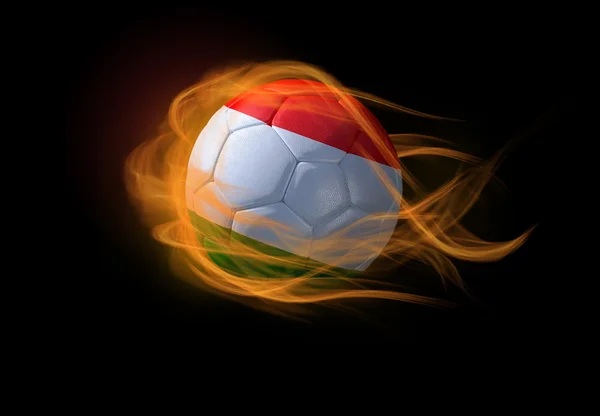 Ballon de football avec le drapeau national de la Hongrie, faisant une flamme . — Photo