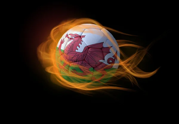 Futbol topuyla bir alev yapma Galler bayrağı. — Stok fotoğraf