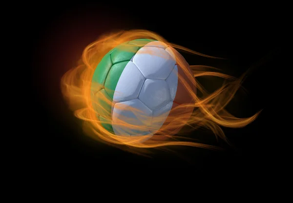 Fußball mit der Nationalflagge Irlands, die eine Flamme bildet. — Stockfoto