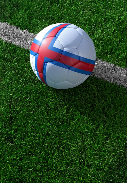 Футбольный мяч и национальный флаг Фарерских островов, зеленая трава — стоковое фото