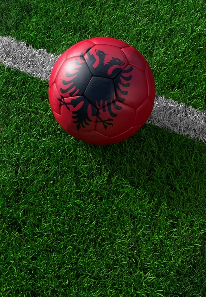 Futbol topu ve Arnavutluk, yeşil çim ulusal bayrak — Stok fotoğraf