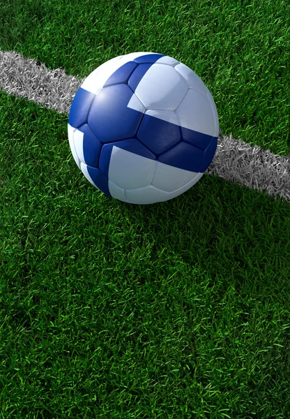 Футбольный мяч и национальный флаг Финляндии, зеленая трава — стоковое фото