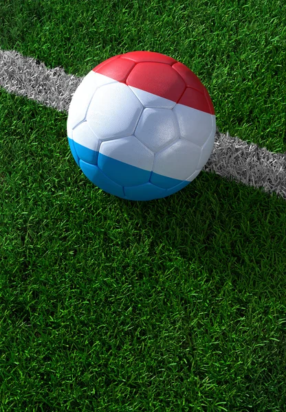 Balón de fútbol y bandera nacional de Luxemburgo, hierba verde — Foto de Stock