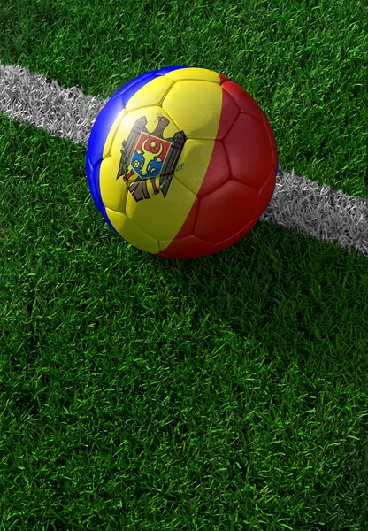 Balón de fútbol y bandera nacional de Moldavia, hierba verde —  Fotos de Stock