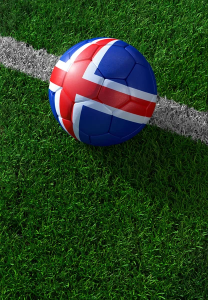 Balón de fútbol y bandera nacional de Islandia, hierba verde — Foto de Stock