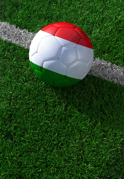 Balón de fútbol y bandera nacional de Hungría, hierba verde — Foto de Stock