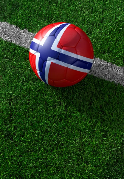 Ballon de football et drapeau national de Norvège, herbe verte — Photo