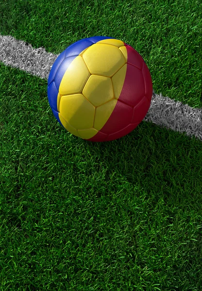 Balón de fútbol y bandera nacional de Rumania, hierba verde — Foto de Stock