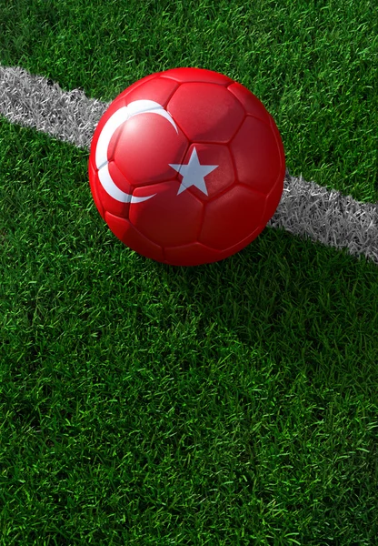 Ballon de football et drapeau national de la Turquie, herbe verte — Photo