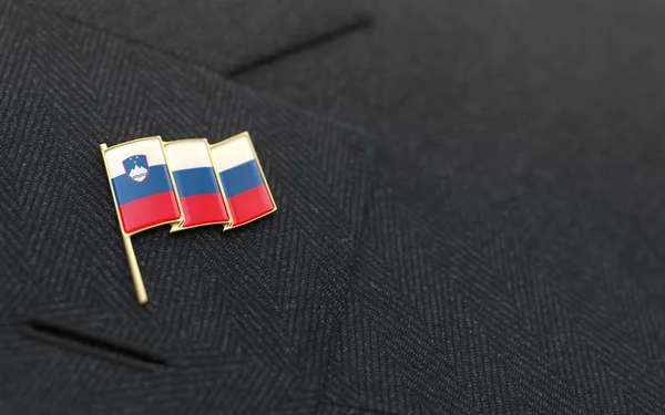 Прапор Словенії нагрудні pin на комір діловому костюмі — стокове фото