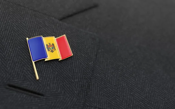 Alfiler de solapa de bandera de Moldavia en el cuello de un traje de negocios — Foto de Stock