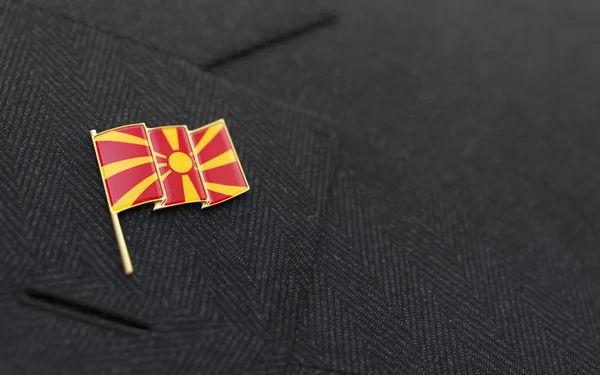 Alfiler de solapa de bandera de Macedonia en el cuello de un traje de negocios — Foto de Stock