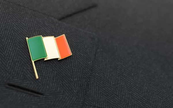 Alfiler de solapa de bandera de Irlanda en el cuello de un traje de negocios —  Fotos de Stock