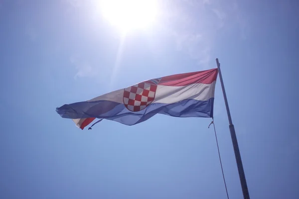 Vlajka Chorvatska na modré obloze — Stock fotografie