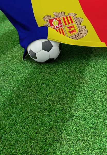 Balón de fútbol y bandera nacional de Andora, hierba verde — Foto de Stock