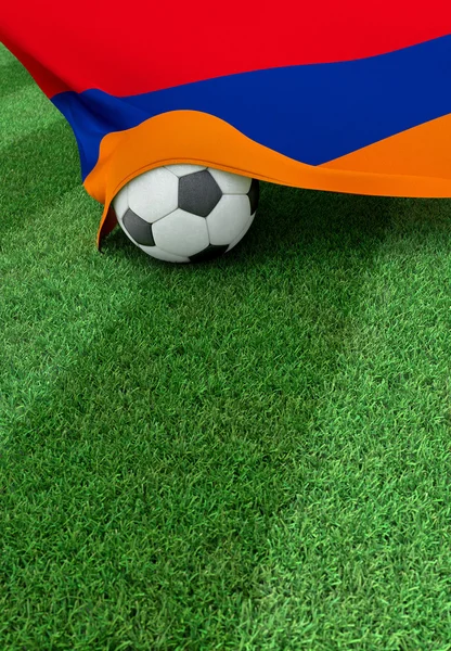 Balón de fútbol y bandera nacional de Armenia, hierba verde — Foto de Stock