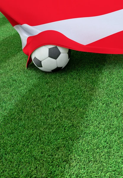 Balón de fútbol y bandera nacional de Austria, hierba verde — Foto de Stock