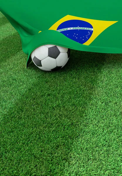 Balón de fútbol y bandera nacional de Brasil, hierba verde —  Fotos de Stock