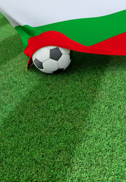 Voetbal en de nationale vlag van Bulgarije, groen gras — Stockfoto