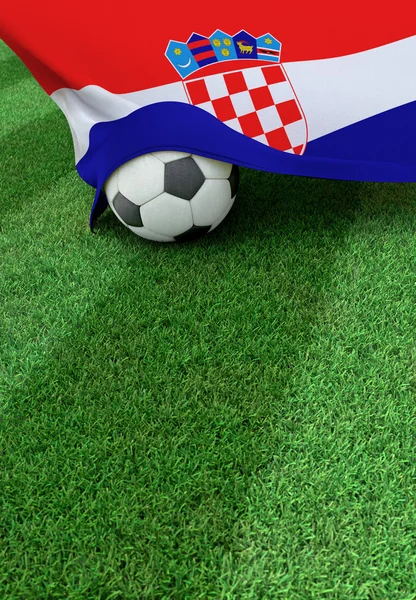Ballon de football et drapeau national de Croatie, herbe verte — Photo