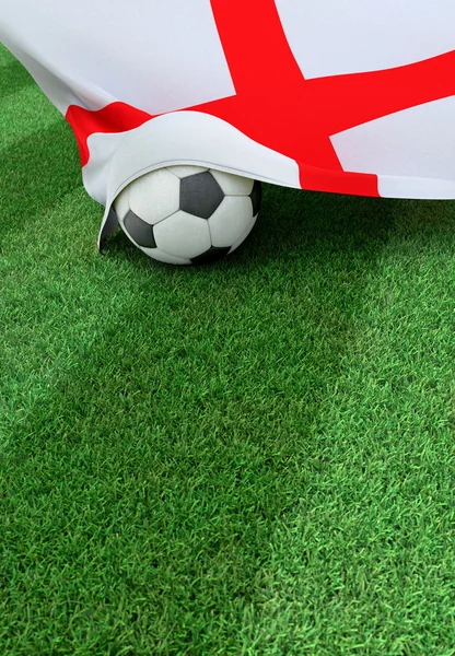 Футбольный мяч и национальный флаг Англии, зеленая трава — стоковое фото